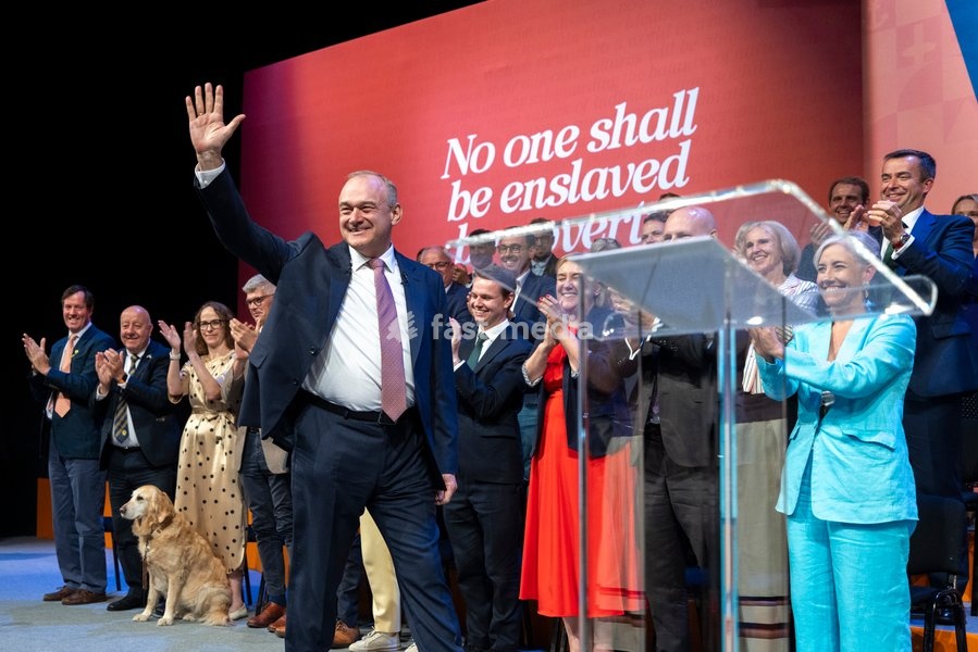 22 September 2026 – Brighton, UK. Liberal Democrat leader Sir Ed Davey delivers his leader’s speech on the final day of the Liberal Democrats’ Autumn Conference at the Brighton Centre. Davey set out the party’s proposals on income tax cuts, closer economic relations with the European Union and…