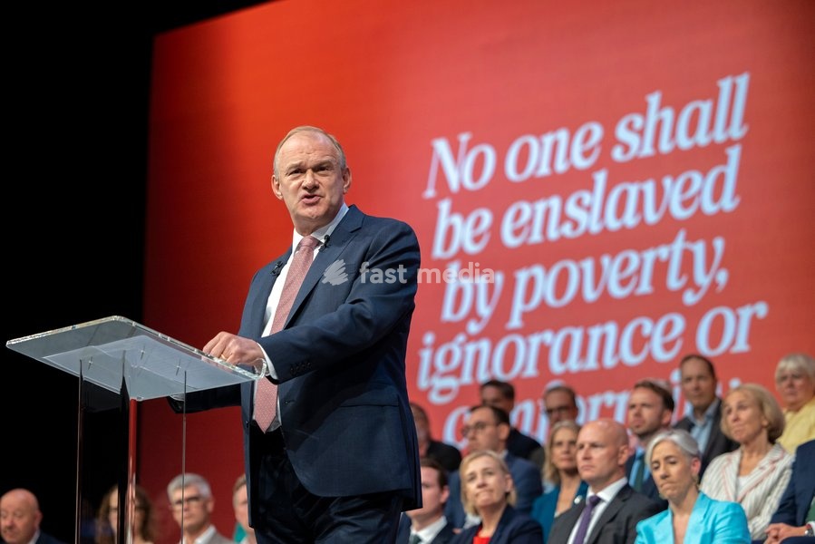 22 September 2026 – Brighton, UK. Liberal Democrat leader Sir Ed Davey delivers his leader’s speech on the final day of the Liberal Democrats’ Autumn Conference at the Brighton Centre. Davey set out the party’s proposals on income tax cuts, closer economic relations with the European Union and…
