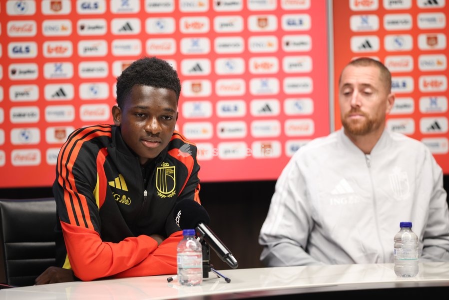 Belgium's Jesse Bisiwu and Belgium's U21 head coach Gil Swerts pictured during a press conference of the Red Devils U21 youth team, the Belgian youth national soccer team, at the national training center in Tubize, Wednesday 23 September 2026. The team is preparing for fixtures in the Euro 2027…