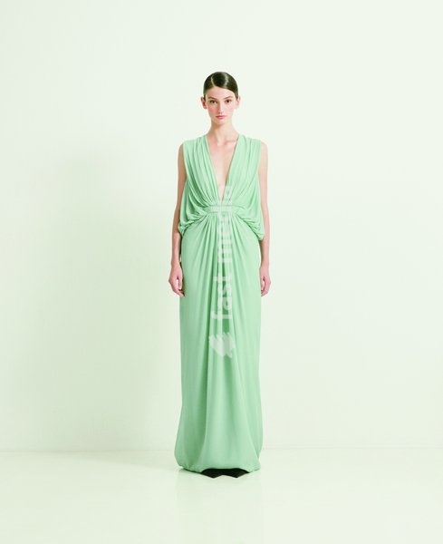 The CURIEL Spring/Summer 2027 Collection explores the subtle relationship between structure, air and the body, revealing the intimate layers that exist between garment and skin. Linings meet outer fabrics, pleats cast shifting shadows, and embroidery and beading emerge quietly in the light,…