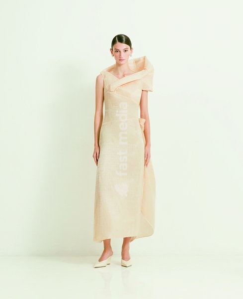The CURIEL Spring/Summer 2027 Collection explores the subtle relationship between structure, air and the body, revealing the intimate layers that exist between garment and skin. Linings meet outer fabrics, pleats cast shifting shadows, and embroidery and beading emerge quietly in the light,…