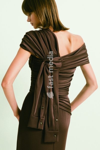 The CURIEL Spring/Summer 2027 Collection explores the subtle relationship between structure, air and the body, revealing the intimate layers that exist between garment and skin. Linings meet outer fabrics, pleats cast shifting shadows, and embroidery and beading emerge quietly in the light,…