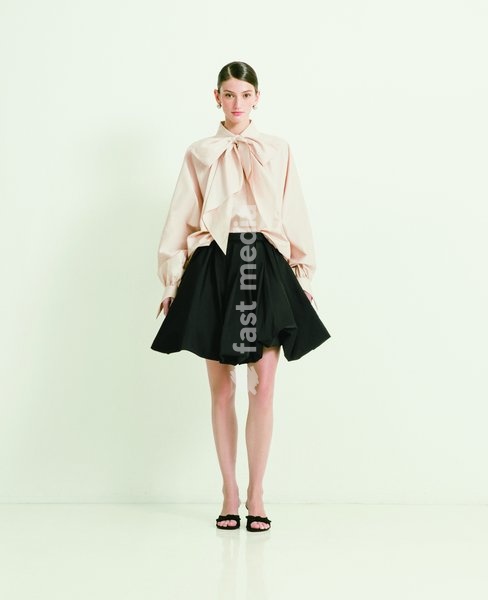 The CURIEL Spring/Summer 2027 Collection explores the subtle relationship between structure, air and the body, revealing the intimate layers that exist between garment and skin. Linings meet outer fabrics, pleats cast shifting shadows, and embroidery and beading emerge quietly in the light,…
