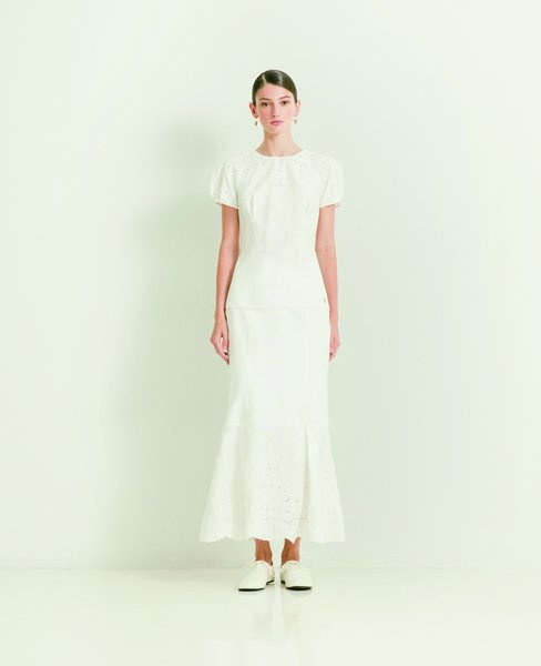 The CURIEL Spring/Summer 2027 Collection explores the subtle relationship between structure, air and the body, revealing the intimate layers that exist between garment and skin. Linings meet outer fabrics, pleats cast shifting shadows, and embroidery and beading emerge quietly in the light,…
