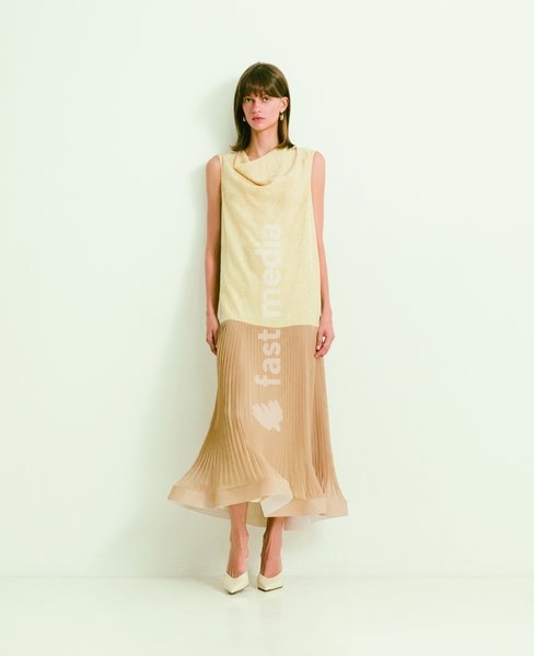 The CURIEL Spring/Summer 2027 Collection explores the subtle relationship between structure, air and the body, revealing the intimate layers that exist between garment and skin. Linings meet outer fabrics, pleats cast shifting shadows, and embroidery and beading emerge quietly in the light,…