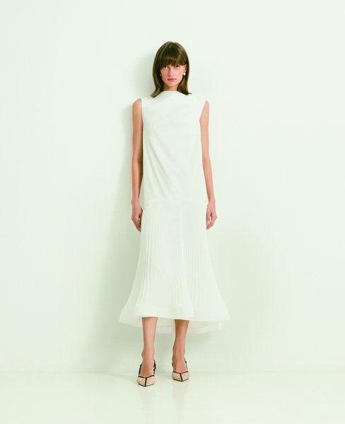 The CURIEL Spring/Summer 2027 Collection explores the subtle relationship between structure, air and the body, revealing the intimate layers that exist between garment and skin. Linings meet outer fabrics, pleats cast shifting shadows, and embroidery and beading emerge quietly in the light,…