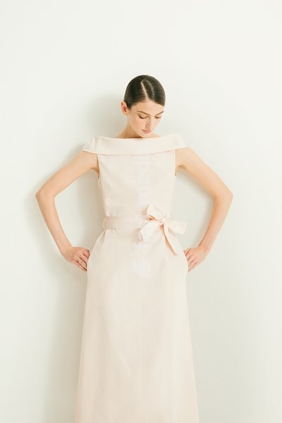 The CURIEL Spring/Summer 2027 Collection explores the subtle relationship between structure, air and the body, revealing the intimate layers that exist between garment and skin. Linings meet outer fabrics, pleats cast shifting shadows, and embroidery and beading emerge quietly in the light,…