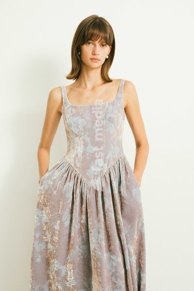 The CURIEL Spring/Summer 2027 Collection explores the subtle relationship between structure, air and the body, revealing the intimate layers that exist between garment and skin. Linings meet outer fabrics, pleats cast shifting shadows, and embroidery and beading emerge quietly in the light,…