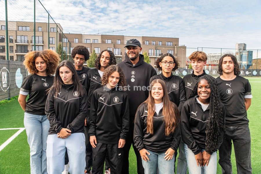 Former international player and FC Bayern's Head Coach Vincent Kompany and BX Brussels' youth players pictured at a press conference to announce the partnership between the BX Brussels soccer club and Foodmaker on Wednesday 23 September 2026 in Brussels