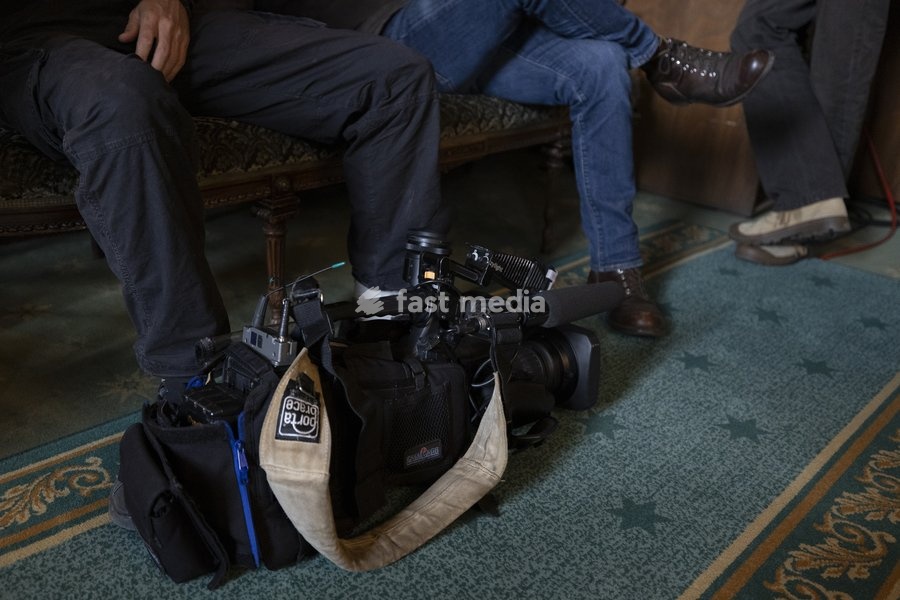 This image shows journalists waiting at the federal parliament to illustrate the press at work in Belgium, Thursday 24 September 2026