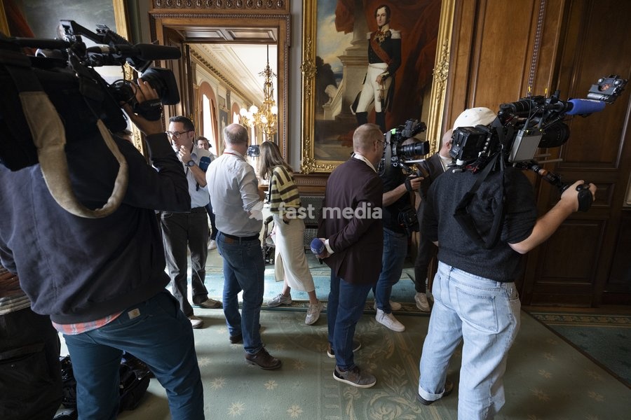 This image shows journalists waiting at the federal parliament to illustrate the press at work in Belgium, Thursday 24 September 2026