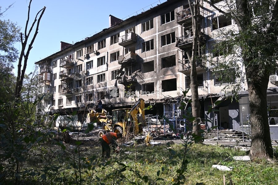 Municipal workers deal with the consequences of a Russian drone attack in the Solomianskyi district, Kyiv, Ukraine, September 26, 2026. During the morning assault on the capital, a Russian drone exploded close to the residential building. A fire covering 400 square metres broke out, destroying a…