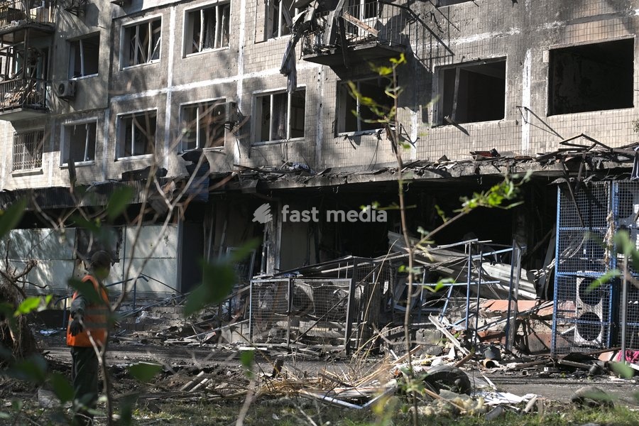 A municipal worker looks at a five-storey apartment block in the Solomianskyi district, damaged by a Russian drone attack, Kyiv, Ukraine, September 26, 2026. During the morning assault on the capital, a Russian drone exploded close to the residential building. A fire covering 400 square metres…