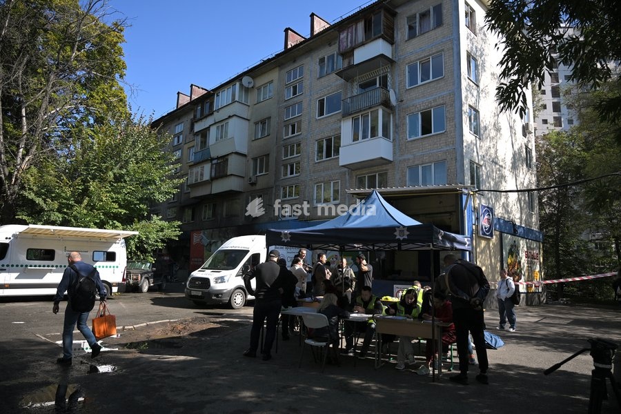 Residents report damage to police near a five-storey apartment block in the Solomianskyi district after a Russian drone attack, Kyiv, Ukraine, September 26, 2026. During the morning assault on the capital, a Russian drone exploded close to the residential building. A fire covering 400 square metres…