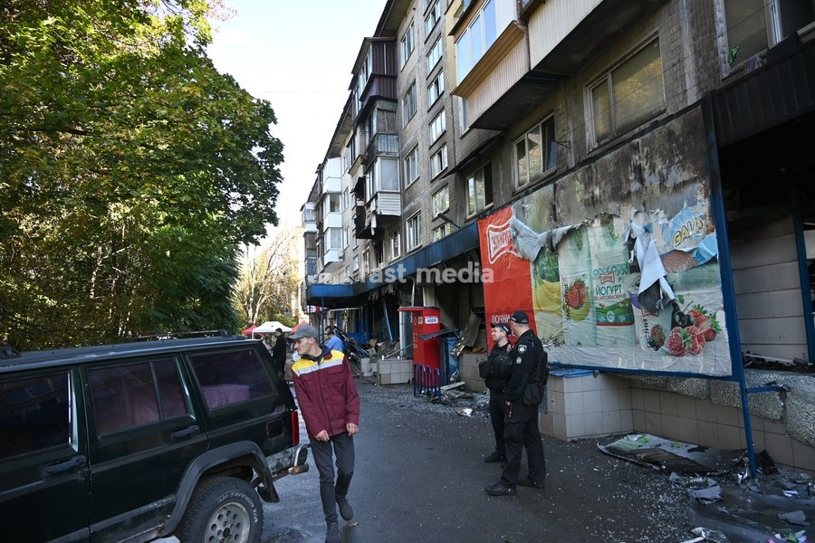 Police officers stand guard near a supermarket on the ground floor of a five-storey apartment block in the Solomianskyi district, damaged by a Russian drone attack, Kyiv, Ukraine, September 26, 2026. During the morning assault on the capital, a Russian drone exploded close to the residential…