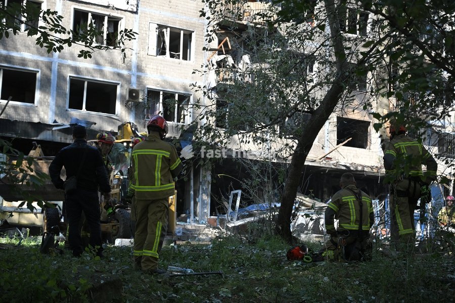 State Emergency Service rescuers work outside a five-storey apartment block in the Solomianskyi district, damaged by a Russian drone attack, Kyiv, Ukraine, September 26, 2026. During the morning assault on the capital, a Russian drone exploded close to the residential building. A fire covering 400…