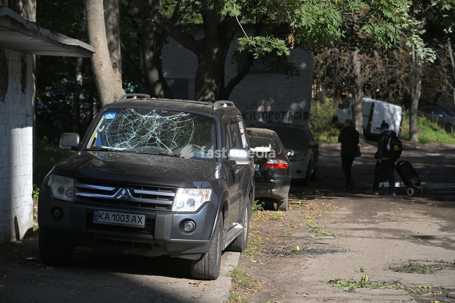 The windscreen of a car, parked near a five-storey apartment block in the Solomianskyi district, is damaged by a Russian drone attack, Kyiv, Ukraine, September 26, 2026. During the morning assault on the capital, a Russian drone exploded close to the residential building. A fire covering 400 square…