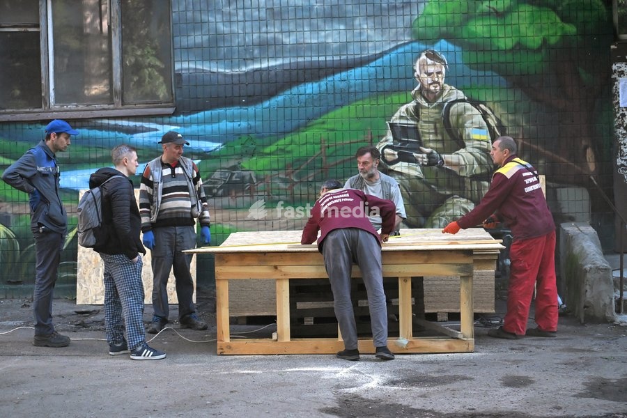 Repairmen cut boards to seal windows in a five-storey apartment block in the Solomianskyi district, shattered by a Russian drone attack, Kyiv, Ukraine, September 26, 2026. During the morning assault on the capital, a Russian drone exploded close to the residential building. A fire covering 400…