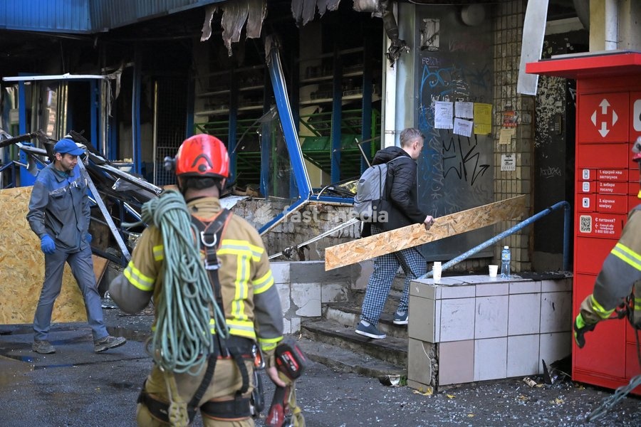 First responders deal with the consequences of a Russian drone attack at an apartment block in the Solomianskyi district, Kyiv, Ukraine, September 26, 2026. During the morning assault on the capital, a Russian drone exploded close to the residential building. A fire covering 400 square metres broke…