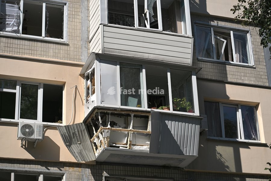 Balconies and windows in a five-storey apartment block in the Solomianskyi district are shattered by a Russian drone attack, Kyiv, Ukraine, September 26, 2026. During the morning assault on the capital, a Russian drone exploded close to the residential building. A fire covering 400 square metres…