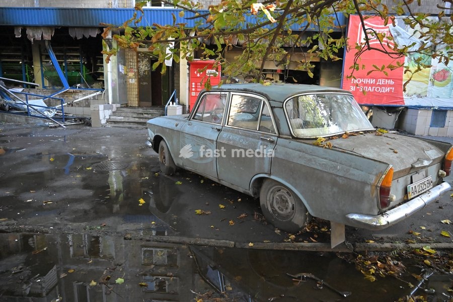 A crushed car is outside a supermarket in the Solomianskyi district, damaged by a Russian drone attack, Kyiv, Ukraine, September 26, 2026. During the morning assault on the capital, a Russian drone exploded close to the residential building. A fire covering 400 square metres broke out, destroying a…