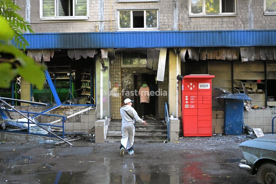 People walk into an apartment block in the Solomianskyi district, damaged by a Russian drone attack, Kyiv, Ukraine, September 26, 2026. During the morning assault on the capital, a Russian drone exploded close to the residential building. A fire covering 400 square metres broke out, destroying a…