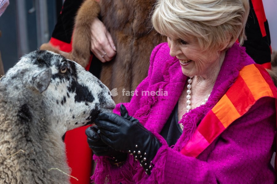 Gloria Hunniford OBE leads the Woolmens' Sheep Drive across Southwark Bridge, London, UK, on 27 September 2026. The broadcaster, who became a Freeman of the City of London earlier this year, led the annual drive to mark 80 years in entertainment, joined by Master Woolman David Hopkins, Lady Mayor…