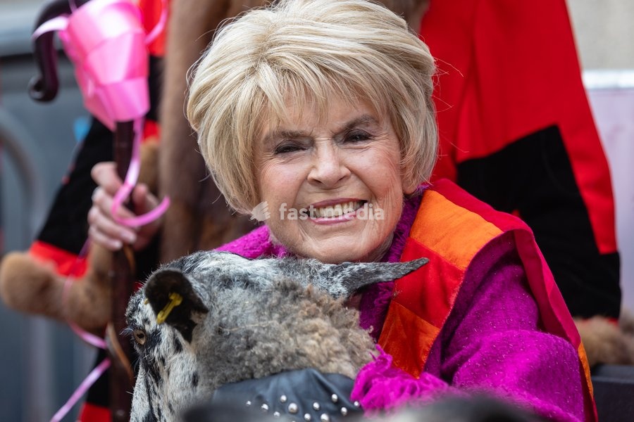 Gloria Hunniford OBE leads the Woolmens' Sheep Drive across Southwark Bridge, London, UK, on 27 September 2026. The broadcaster, who became a Freeman of the City of London earlier this year, led the annual drive to mark 80 years in entertainment, joined by Master Woolman David Hopkins, Lady Mayor…