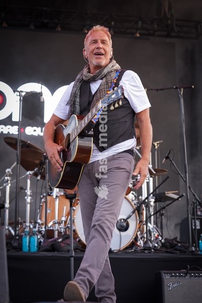 Academy award winner, actor, director and musician, Kevin Costner, performs along with his band Modern West at the One805Live! benefit concert with proceeds benefitting first responders of Santa Barbara County. Kevin is also the host of One805Live! for the last 3 years at his estate. Carpinteria,…