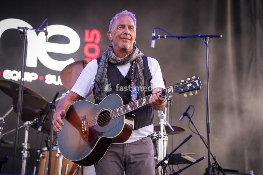 Academy award winner, actor, director and musician, Kevin Costner, performs along with his band Modern West at the One805Live! benefit concert with proceeds benefitting first responders of Santa Barbara County. Kevin is also the host of One805Live! for the last 3 years at his estate. Carpinteria,…