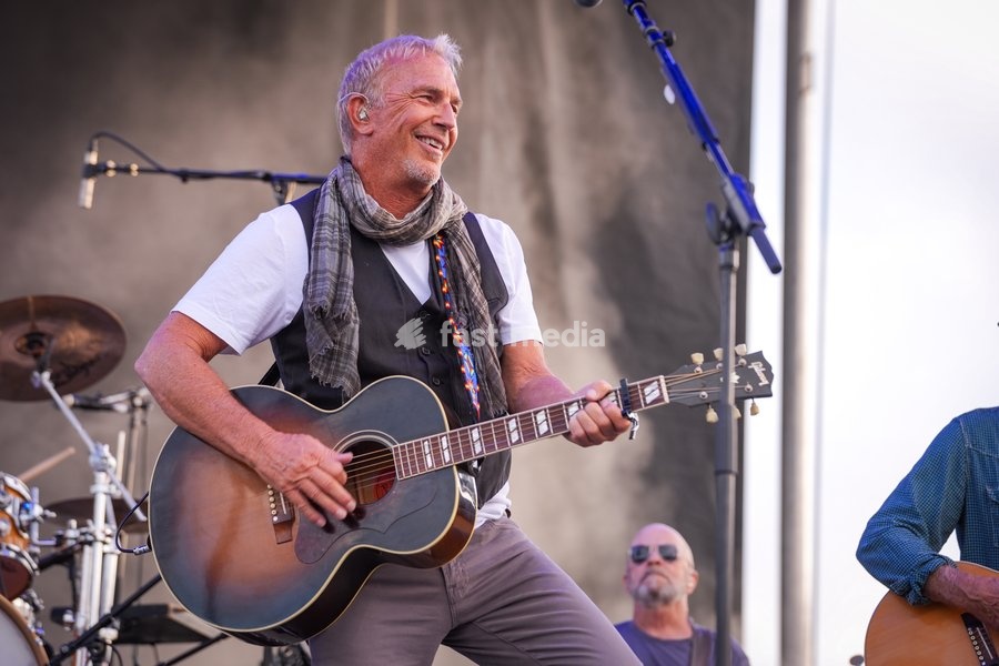 Academy award winner, actor, director and musician, Kevin Costner, performs along with his band Modern West at the One805Live! benefit concert with proceeds benefitting first responders of Santa Barbara County. Kevin is also the host of One805Live! for the last 3 years at his estate. Carpinteria,…