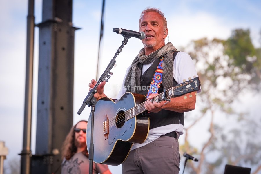 Academy award winner, actor, director and musician, Kevin Costner, performs along with his band Modern West at the One805Live! benefit concert with proceeds benefitting first responders of Santa Barbara County. Kevin is also the host of One805Live! for the last 3 years at his estate. Carpinteria,…