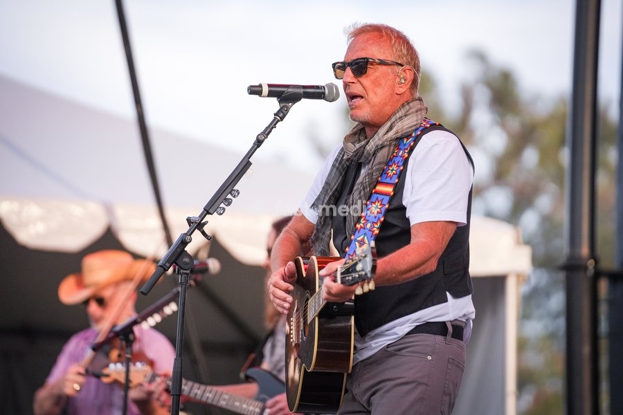 Academy award winner, actor, director and musician, Kevin Costner, performs along with his band Modern West at the One805Live! benefit concert with proceeds benefitting first responders of Santa Barbara County. Kevin is also the host of One805Live! for the last 3 years at his estate. Carpinteria,…