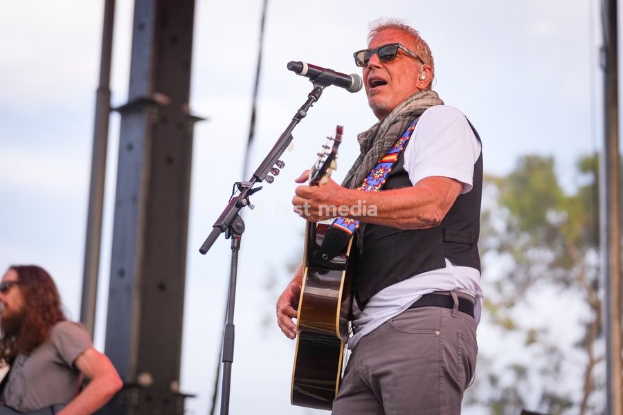 Academy award winner, actor, director and musician, Kevin Costner, performs along with his band Modern West at the One805Live! benefit concert with proceeds benefitting first responders of Santa Barbara County. Kevin is also the host of One805Live! for the last 3 years at his estate. Carpinteria,…