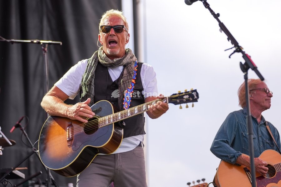 Academy award winner, actor, director and musician, Kevin Costner, performs along with his band Modern West at the One805Live! benefit concert with proceeds benefitting first responders of Santa Barbara County. Kevin is also the host of One805Live! for the last 3 years at his estate. Carpinteria,…