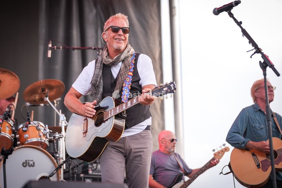 Academy award winner, actor, director and musician, Kevin Costner, performs along with his band Modern West at the One805Live! benefit concert with proceeds benefitting first responders of Santa Barbara County. Kevin is also the host of One805Live! for the last 3 years at his estate. Carpinteria,…