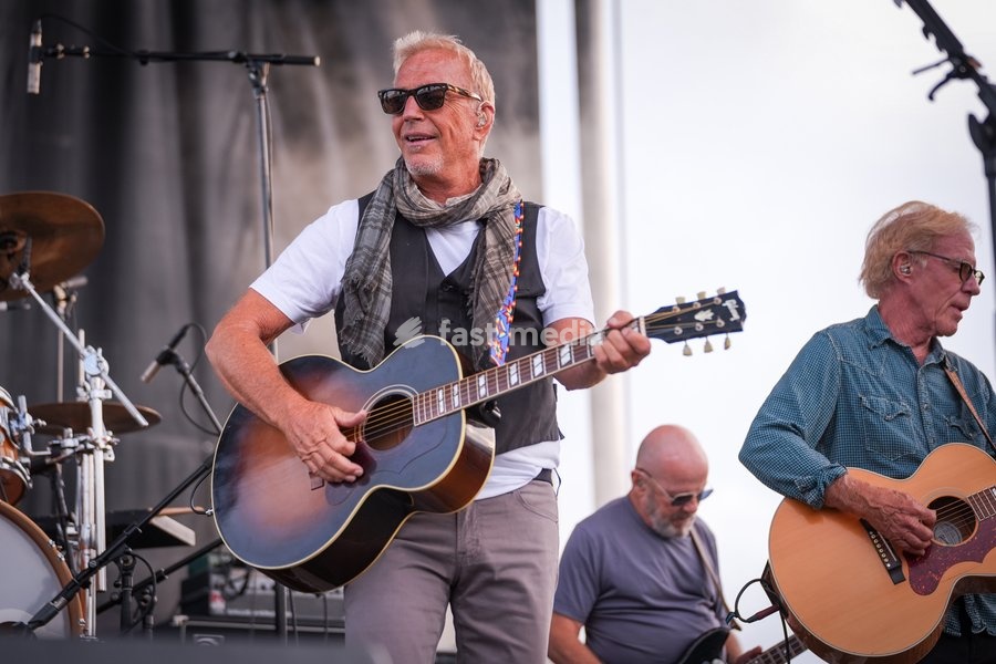Academy award winner, actor, director and musician, Kevin Costner, performs along with his band Modern West at the One805Live! benefit concert with proceeds benefitting first responders of Santa Barbara County. Kevin is also the host of One805Live! for the last 3 years at his estate. Carpinteria,…