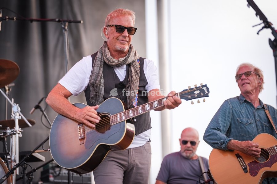 Academy award winner, actor, director and musician, Kevin Costner, performs along with his band Modern West at the One805Live! benefit concert with proceeds benefitting first responders of Santa Barbara County. Kevin is also the host of One805Live! for the last 3 years at his estate. Carpinteria,…