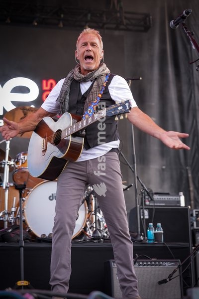 One805Live! benefit concert for first responders. Concert is held at Kevin Costner's estate in Carpinteria, USA