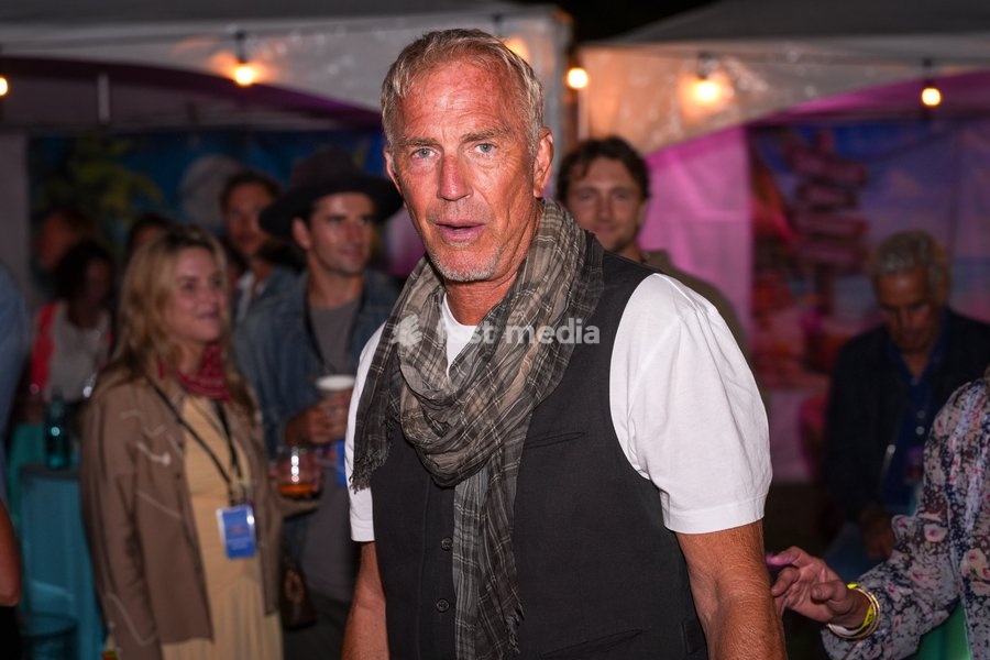 Academy award winner, actor, director and musician, Kevin Costner, performs along with his band Modern West at the One805Live! benefit concert with proceeds benefitting first responders of Santa Barbara County. Kevin is also the host of One805Live! for the last 3 years at his estate. Carpinteria,…