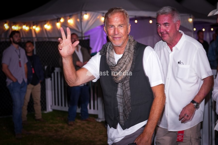 Academy award winner, actor, director and musician, Kevin Costner, performs along with his band Modern West at the One805Live! benefit concert with proceeds benefitting first responders of Santa Barbara County. Kevin is also the host of One805Live! for the last 3 years at his estate. Carpinteria,…