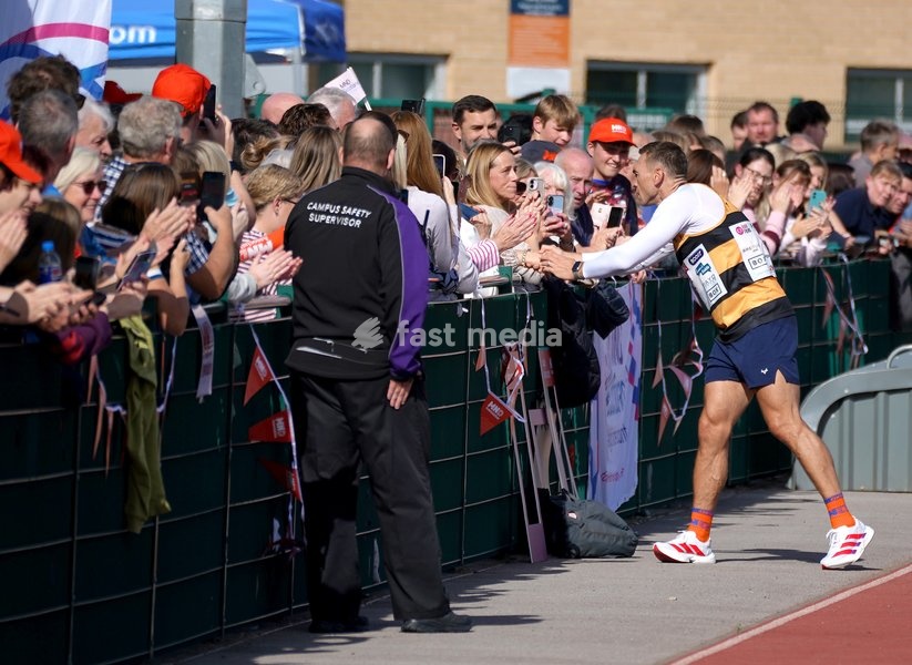 YORK, ENGLAND - SEPTEMBER 28: Sir Kevin Sinfield speaks with well-wishers during the 7 in 7: The Grand Finale at the University of York Athletics Track on September 28, 2026 in York, England. Sir Kevin Sinfield is running an ultra marathon every day for seven days to raise money for motor neurone…