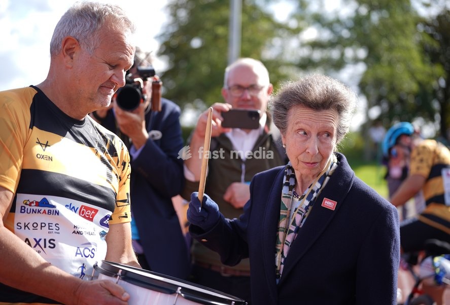 YORK, ENGLAND - SEPTEMBER 28: Princess Anne, Princess Royal bangs a drum to start the next stage of the race during the 7 in 7: The Grand Finale at the University of York Athletics Track on September 28, 2026 in York, England. Sir Kevin Sinfield is running an ultra marathon every day for seven days…