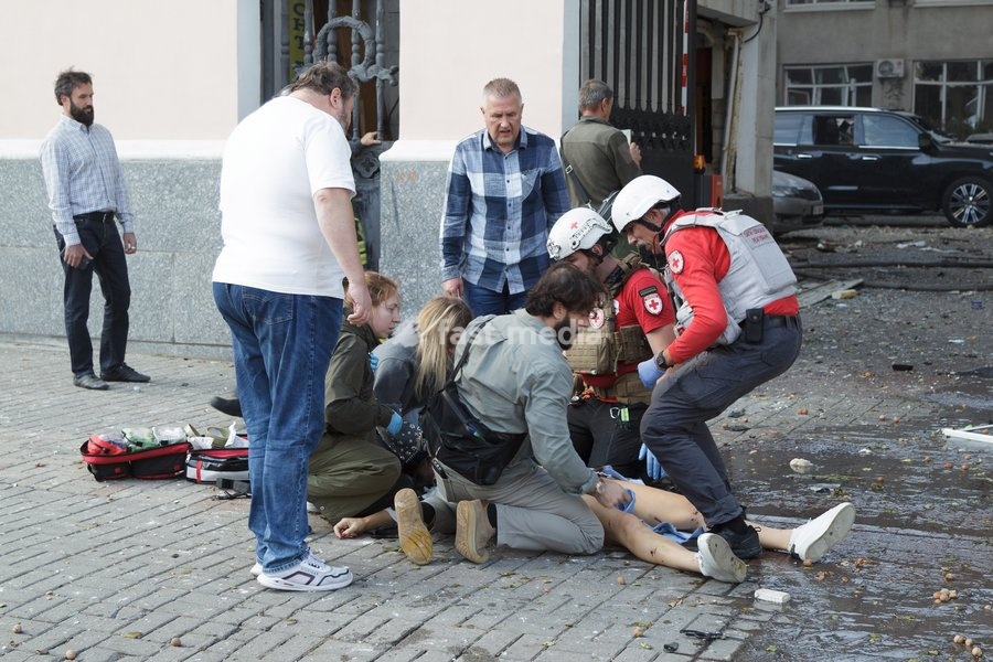 People and medics help a person injured in a Russian drone strike on the National Academy of Sciences building, Kyiv, Ukraine, September 28, 2026. One person was killed, and three others were injured in the attack