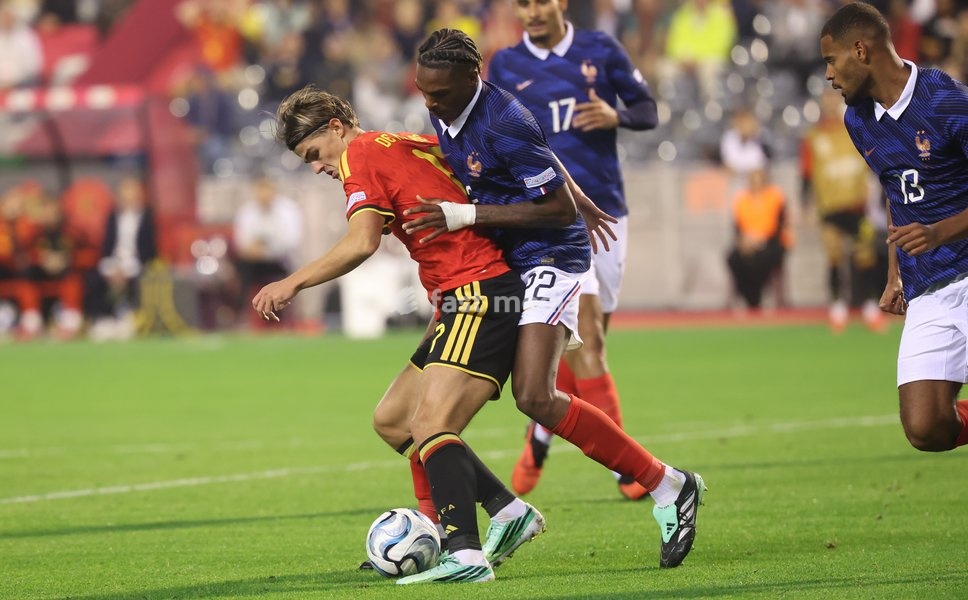 Belgium's Charles De Ketelaere and France's Jeremy Jacquet fight for the ball during a soccer game between Belgian national team Red Devils and France, on Monday 28 September 2026 in Brussels, the second game of the UEFA Nations League group stage