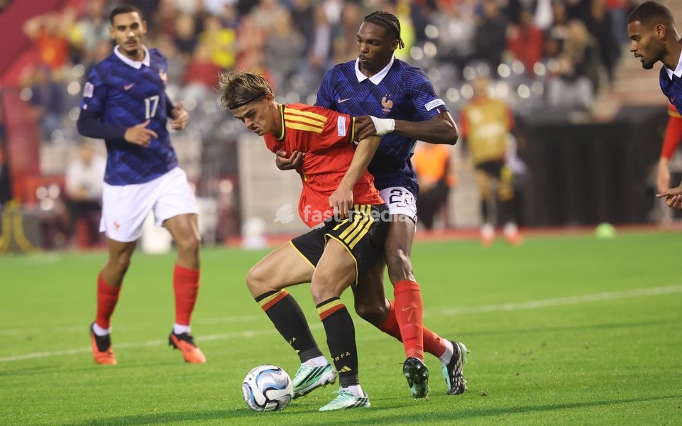 Belgium's Charles De Ketelaere and France's Jeremy Jacquet fight for the ball during a soccer game between Belgian national team Red Devils and France, on Monday 28 September 2026 in Brussels, the second game of the UEFA Nations League group stage