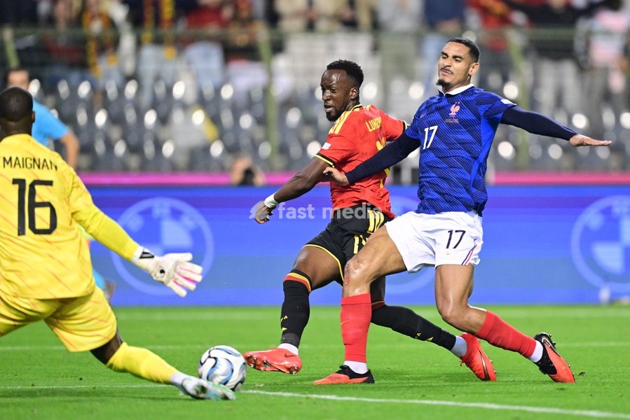 France's goalkeeper Mike Maignan; Belgium's Dodi Lukebakio and France's Maxence Lacroix pictured during a soccer game between Belgian national team Red Devils and France, on Monday 28 September 2026 in Brussels, the second game of the UEFA Nations League group stage