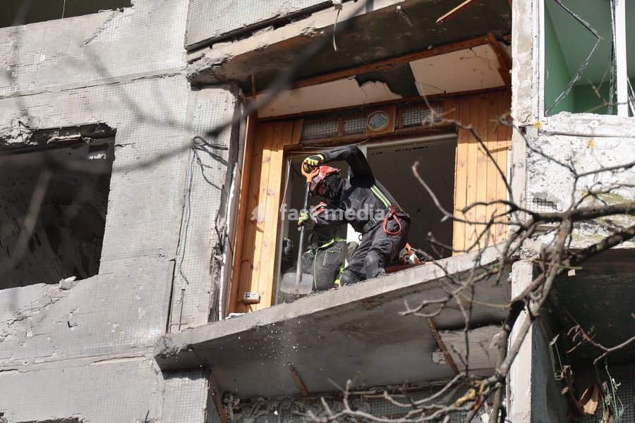 Rescuers work to deal with the aftermath of a Russian glide bomb strike on a multi-storey residential building in Kharkiv, Ukraine, on September 28, 2026. Russian forces launched glide bomb strikes on the Kyivskyi and Saltivskyi districts of Kharkiv, with one bomb hitting the apartment building.…
