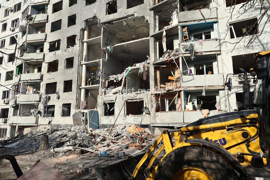 Rescuers work to deal with the aftermath of a Russian glide bomb strike on a multi-storey residential building in Kharkiv, Ukraine, on September 28, 2026. Russian forces launched glide bomb strikes on the Kyivskyi and Saltivskyi districts of Kharkiv, with one bomb hitting the apartment building.…