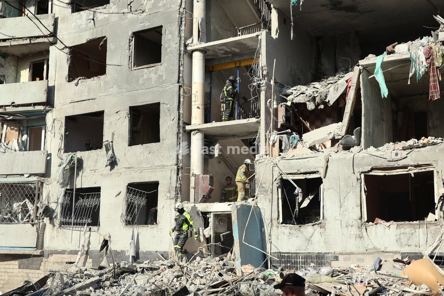 Rescuers work to deal with the aftermath of a Russian glide bomb strike on a multi-storey residential building in Kharkiv, Ukraine, on September 28, 2026. Russian forces launched glide bomb strikes on the Kyivskyi and Saltivskyi districts of Kharkiv, with one bomb hitting the apartment building.…